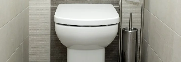 Hängende Toilette mit Toilettenbürste